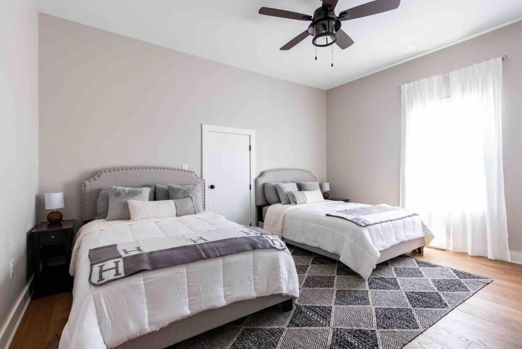Newly Renovated 3 Bedroom Shelby Park Home **Free Parking** ลุยส์วิลล์ ภายนอก รูปภาพ