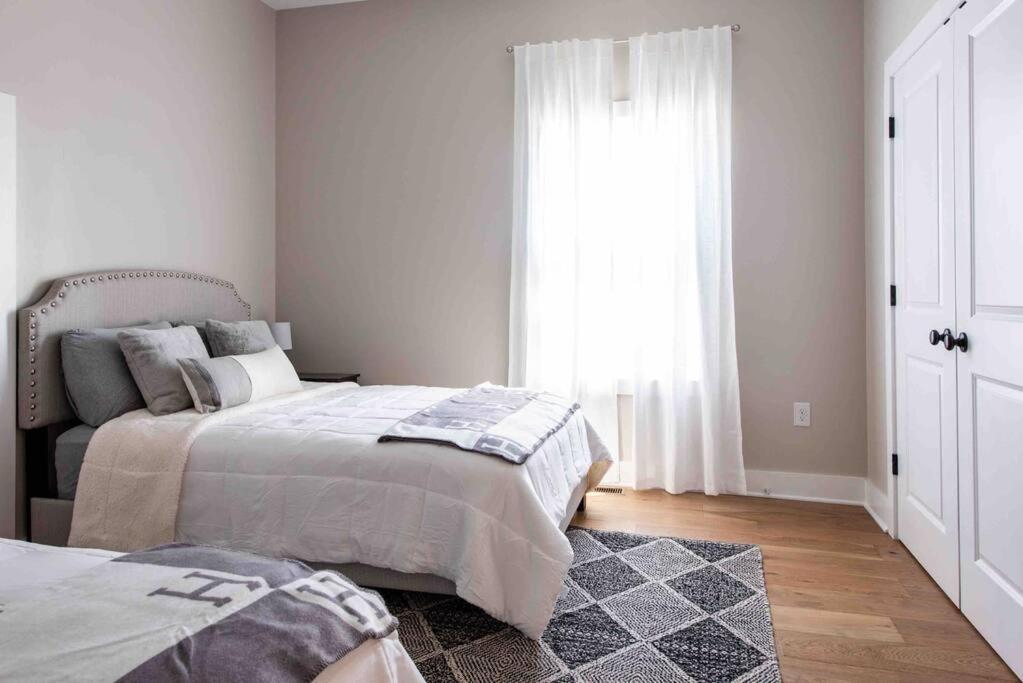 Newly Renovated 3 Bedroom Shelby Park Home **Free Parking** ลุยส์วิลล์ ภายนอก รูปภาพ