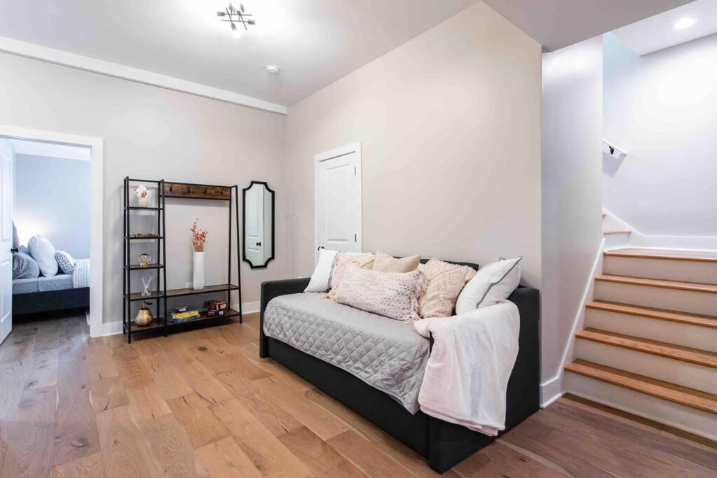 Newly Renovated 3 Bedroom Shelby Park Home **Free Parking** ลุยส์วิลล์ ภายนอก รูปภาพ