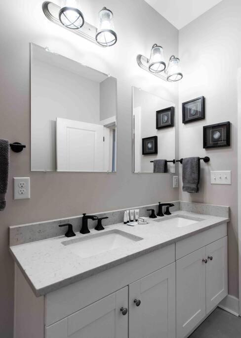 Newly Renovated 3 Bedroom Shelby Park Home **Free Parking** ลุยส์วิลล์ ภายนอก รูปภาพ