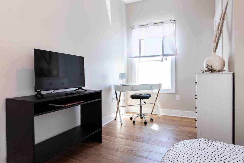 Newly Renovated 3 Bedroom Shelby Park Home **Free Parking** ลุยส์วิลล์ ภายนอก รูปภาพ