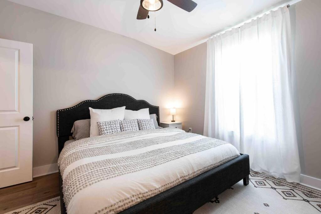 Newly Renovated 3 Bedroom Shelby Park Home **Free Parking** ลุยส์วิลล์ ภายนอก รูปภาพ