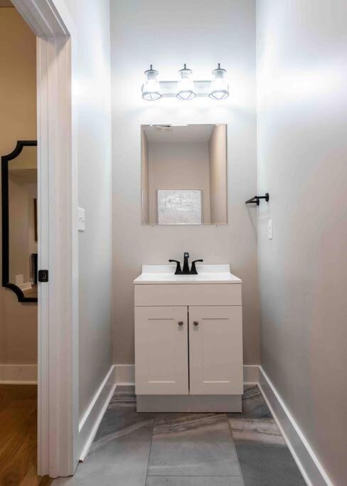 Newly Renovated 3 Bedroom Shelby Park Home **Free Parking** ลุยส์วิลล์ ภายนอก รูปภาพ