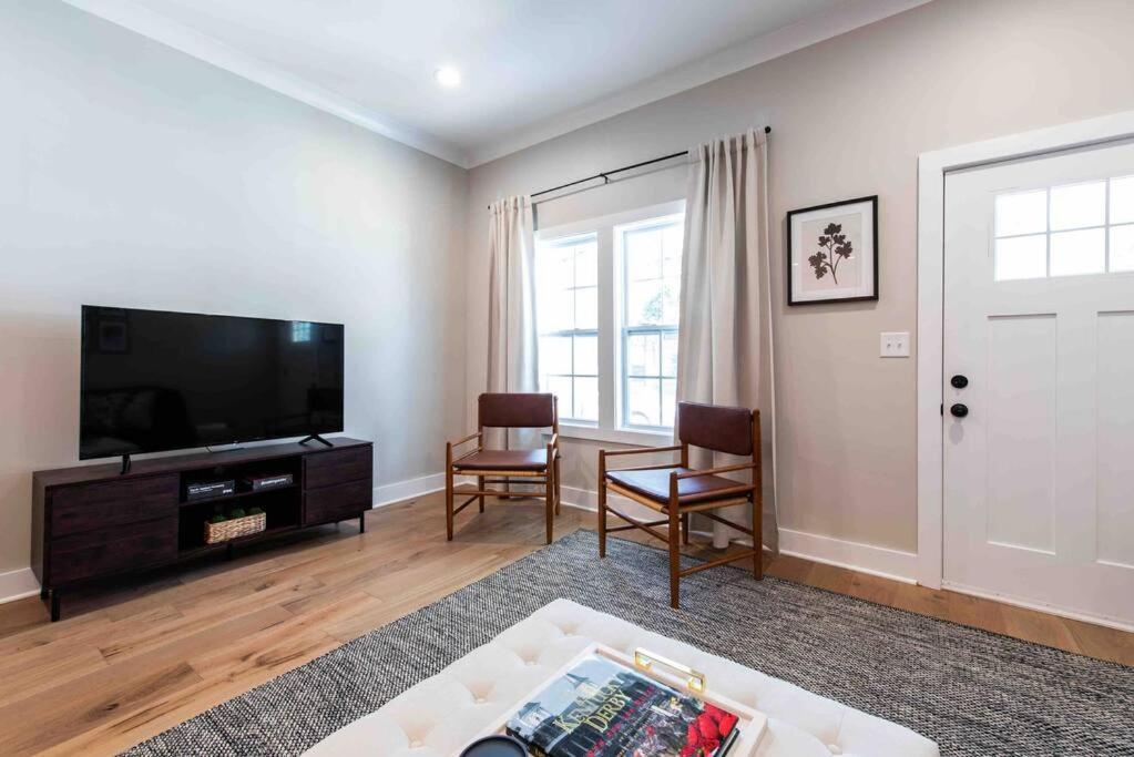 Newly Renovated 3 Bedroom Shelby Park Home **Free Parking** ลุยส์วิลล์ ภายนอก รูปภาพ