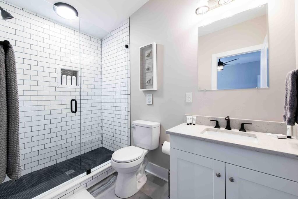 Newly Renovated 3 Bedroom Shelby Park Home **Free Parking** ลุยส์วิลล์ ภายนอก รูปภาพ