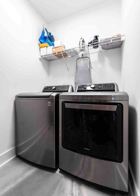 Newly Renovated 3 Bedroom Shelby Park Home **Free Parking** ลุยส์วิลล์ ภายนอก รูปภาพ