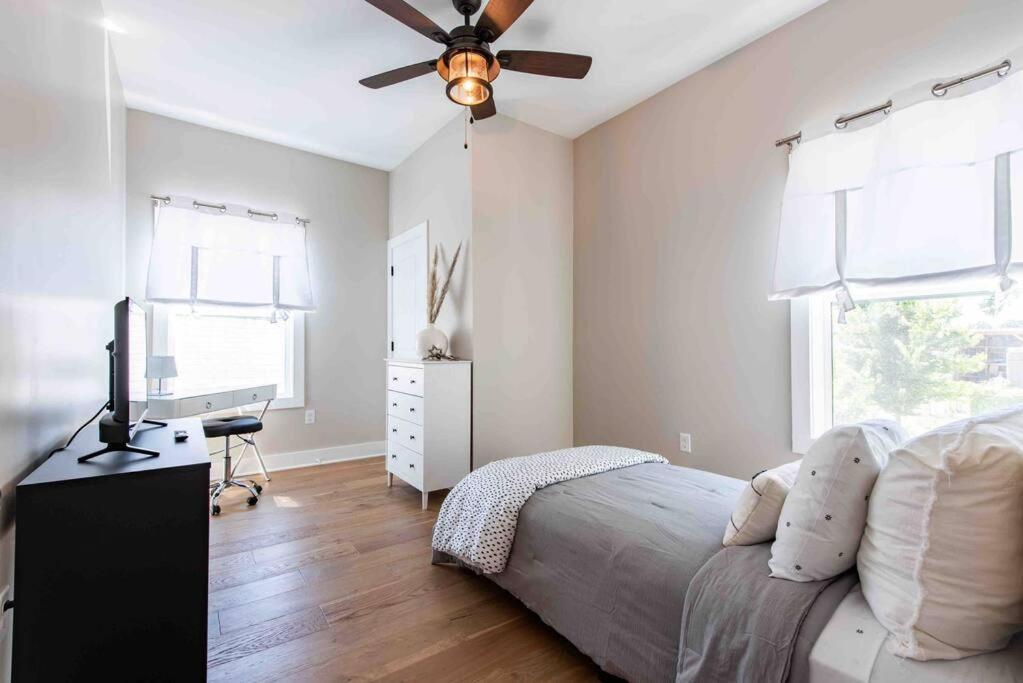Newly Renovated 3 Bedroom Shelby Park Home **Free Parking** ลุยส์วิลล์ ภายนอก รูปภาพ