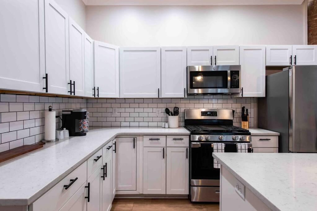 Newly Renovated 3 Bedroom Shelby Park Home **Free Parking** ลุยส์วิลล์ ภายนอก รูปภาพ