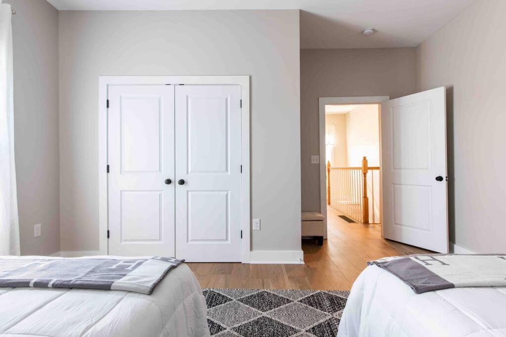 Newly Renovated 3 Bedroom Shelby Park Home **Free Parking** ลุยส์วิลล์ ภายนอก รูปภาพ